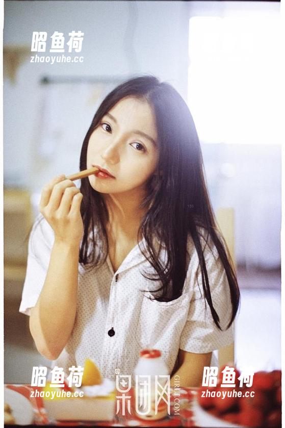 GIRLT果团网 - 圣诞倒计时，蜜桃Q妹儿私拍合集，真想从椅子上摔下来哈哈哈！