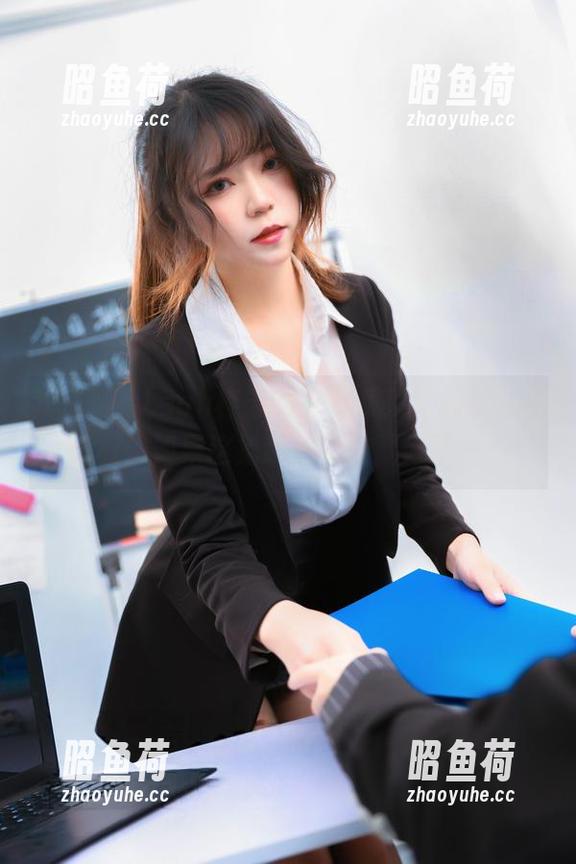 我在翻看Leah梓未的女友系列，心里默默想着，如果这是我的女友就好了……