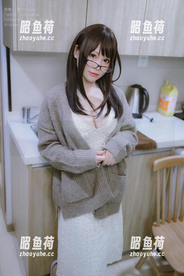 Nyako喵子的短裤流转：图册中隐秘的目光交流