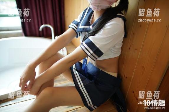 ROSI的资源也是难得一见：空姐制服，值得慢慢品味