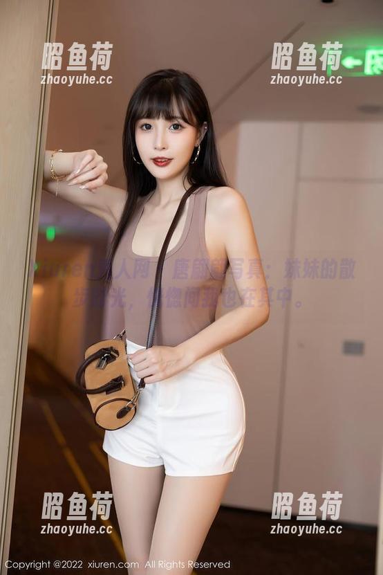 Xiuren秀人网 - 唐翩翩写真：妹妹的散步时光，恍惚间我也在其中。