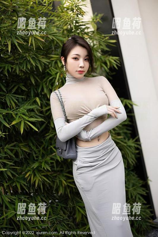 Xiuren秀人网 - 精选小泡芙winna的灰丝原图：就像在冰淇淋店里选口味，甜腻又让人心动！