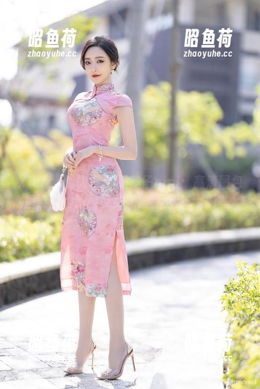 Xiuren秀人网 - 糯美子nini：高清图包里隐隐约约的少女气息，真让人恍惚。