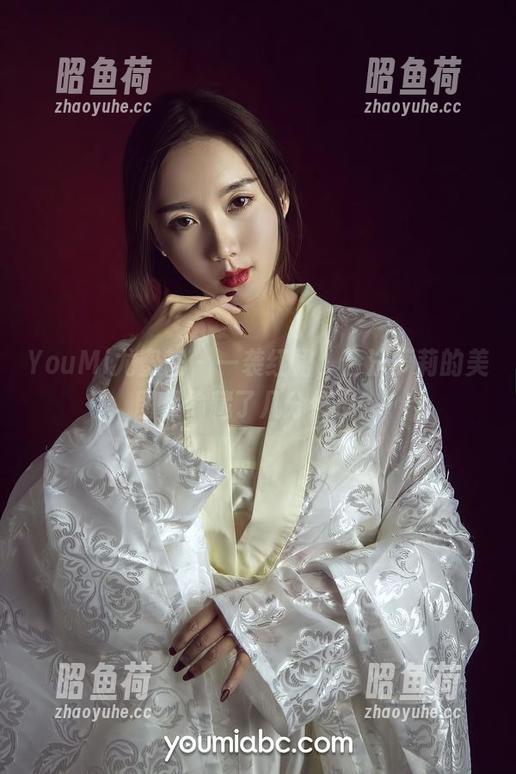 YouMi尤蜜荟 - 一袭红裙，合法萝莉的美图里偷藏了几分俏皮？