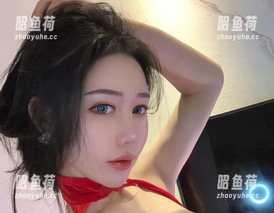 微密圈 - 分享不爱笑的赛琳的写真集：西服搭配渔网丝袜，换个角度看别样风情。