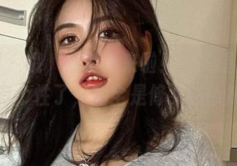 微密圈 - 哦，福利又来啦！于芷晴这身太有个性了，完全是修女的新解