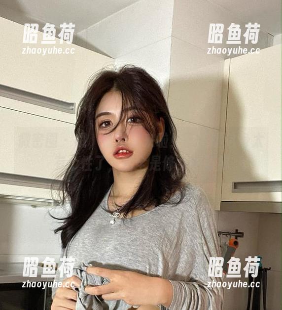 微密圈 - 哦，福利又来啦！于芷晴这身太有个性了，完全是修女的新解