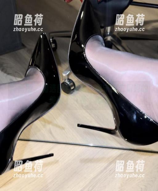 微密圈 - 精选图包来袭:保守的二舅妈的美脚不只是个传说