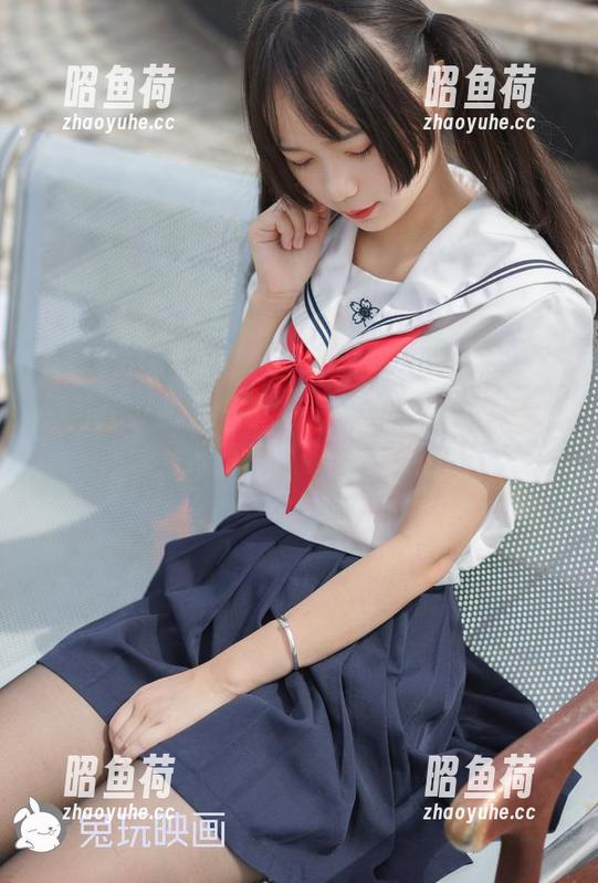 不可思议的兔玩映画：在碧蓝色的婚纱里游泳，好想用这张美图做墙纸！