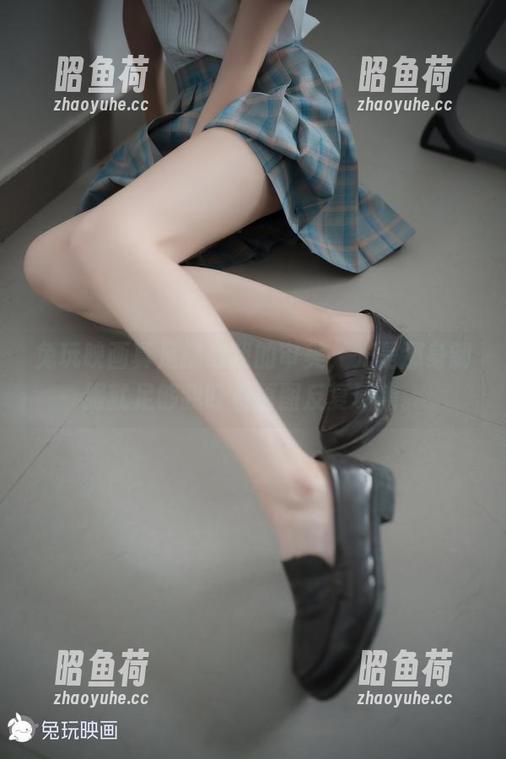兔玩映画真是挑战我的审美，光是那身制服就足够我盯着原图反复琢磨。