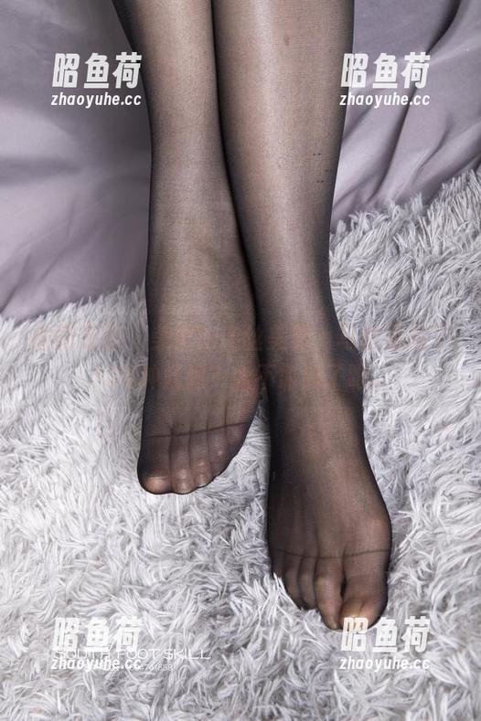 南国足艺-美妮 南国足艺 - 美妮的肉丝美脚,写真里藏了106种妩媚?太不靠谱了吧。