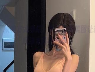 微密圈 - 换种方式穿搭，女刺客的美图让粉红露白底袜变得不一样。