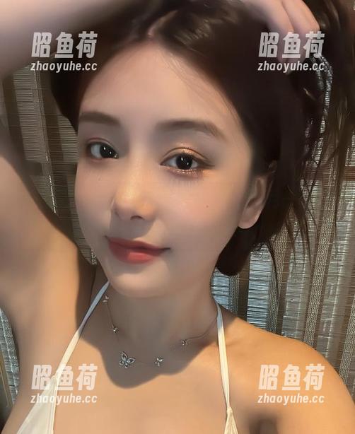 微密圈 - 奶雯的作品，简直是小秀一下的极致呈现，饶有兴味