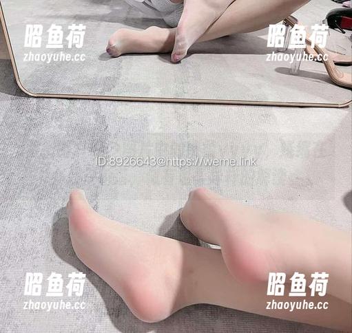 微密圈 - 咦？图片中的婉柔yyyy，蜷缩在办公室角落，似有温柔异样的解读。