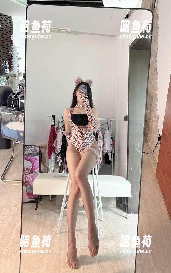 微密圈 - 小玉吃果冻的红色睡衣，试图扮演一个正经睡眠大使的美图任务！