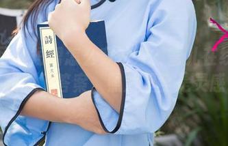 尤果网 - 短裙怎么穿才好？蜜儿在线上似乎找到了答案，照片里全是灵感。
