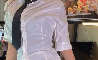 微密圈 - 最新个人展：张思允的居家写真，沙发也能成为她的舞台。