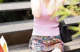 推女神 - 萌琪琪Lrene的短裙套图更新：这一波是后院的‘花草’吗？