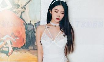 泳池里的普美(bomi)，写真里偷偷加入了水的反射，配不配上大脸？
