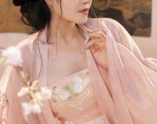 台球与桃暖酱：一场私拍作品的乖张演绎