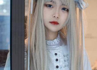 泳池边的梨瑾瑾，原图中我绝对看到今天的氛围很“水”润！