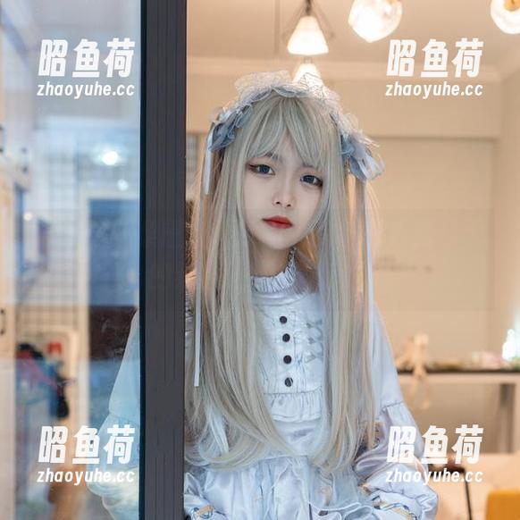 泳池边的梨瑾瑾，原图中我绝对看到今天的氛围很“水”润！