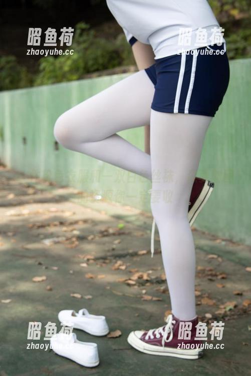 一件粉色衣服和一双白色丝袜，森萝财团的资源你一定要收