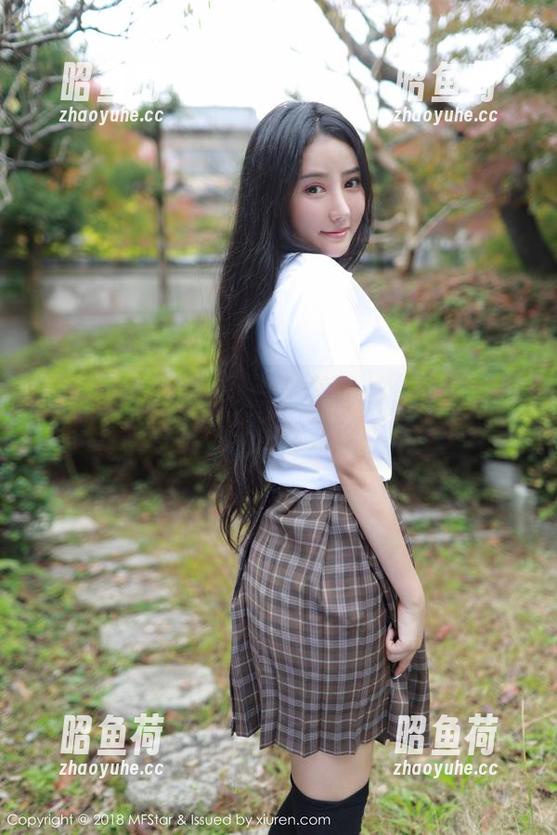 模范学院 - 高跟鞋上的董林越，图库里的优雅与磕绊共舞！