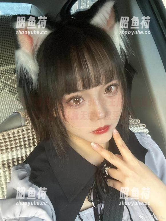 一张张图片，把洛可ss的女王形象呈现得恰到好处，让我无意中想要模仿。