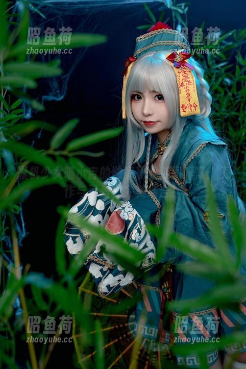 爆机少女喵小吉的独家职业装写真集：工作与可爱，完美结合！