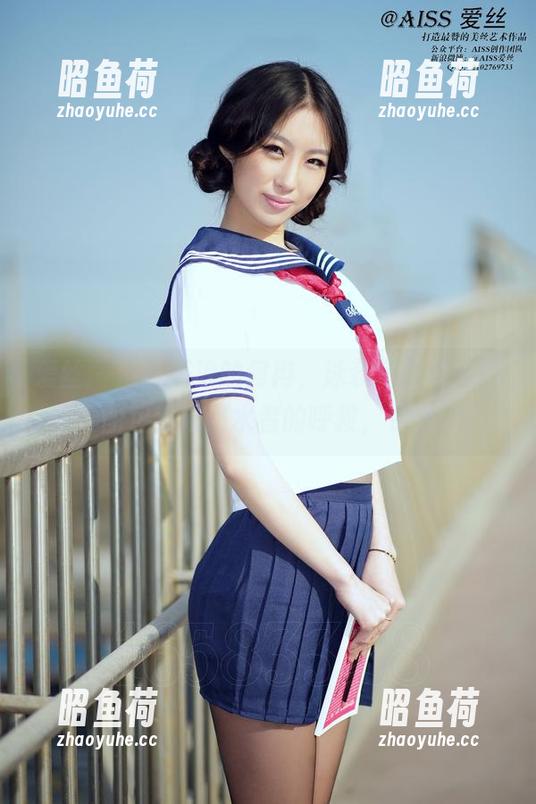 爱丝 - 泛着海浪的何冉，泳装写真令人眩晕，图包就像溺水者的呼救，快来吧！