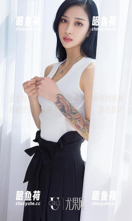 爱尤物 - 这个黑白写真集，小热巴的眼神有时候竟让人感到一丝丝心疼，猜也猜不透