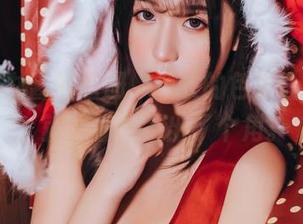 翻开猫九酱的图册，泳衣的色彩让我觉得，就像春天露出了个角。
