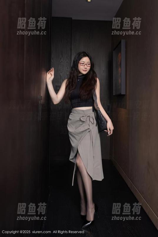 秀人网 - 这期高跟鞋套图的Olivia童安琪，资源似乎在耳边低语：“让我们一起走远点吧！”