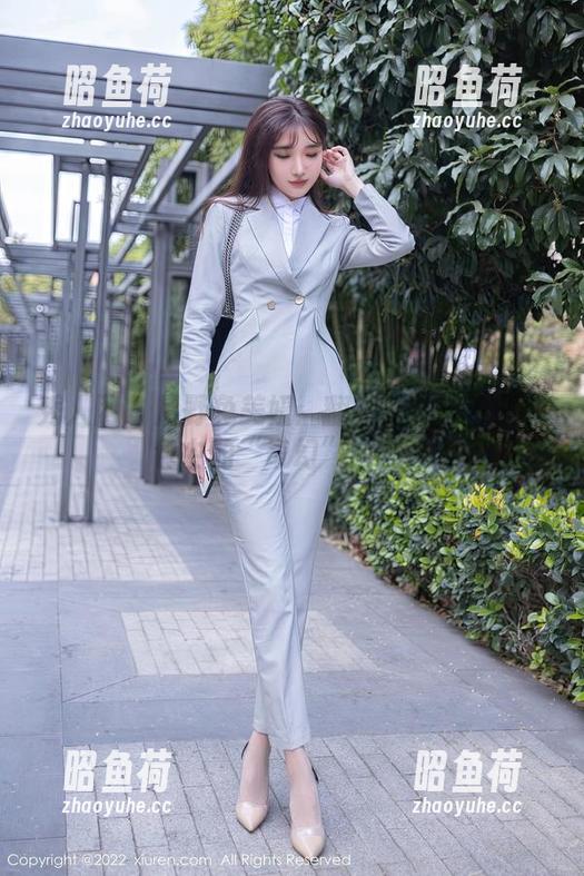 秀人网 - 月野兔美妞：翻转瑜伽与福利图包中的“奇幻”时刻。