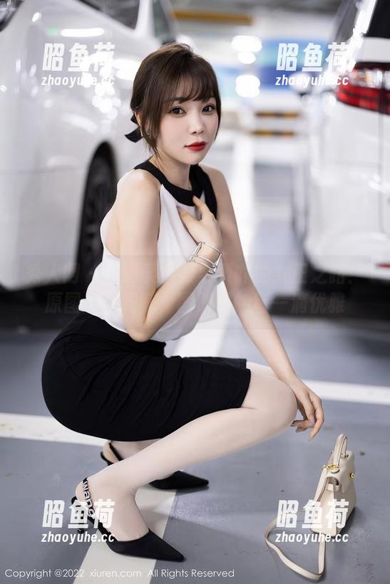 秀人网 - 艾栗栗栗栗栗栗吖的女王之路：原图尽显霸气，图册里的每一滴优雅