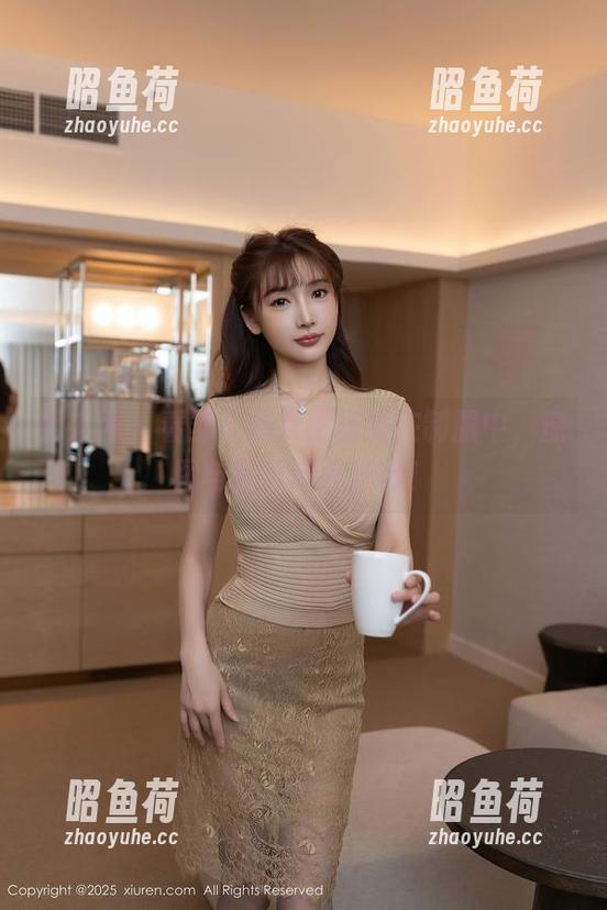 秀人网 - 看邹晶晶女王摇曳在制服中，原图与壁纸随你所欲！