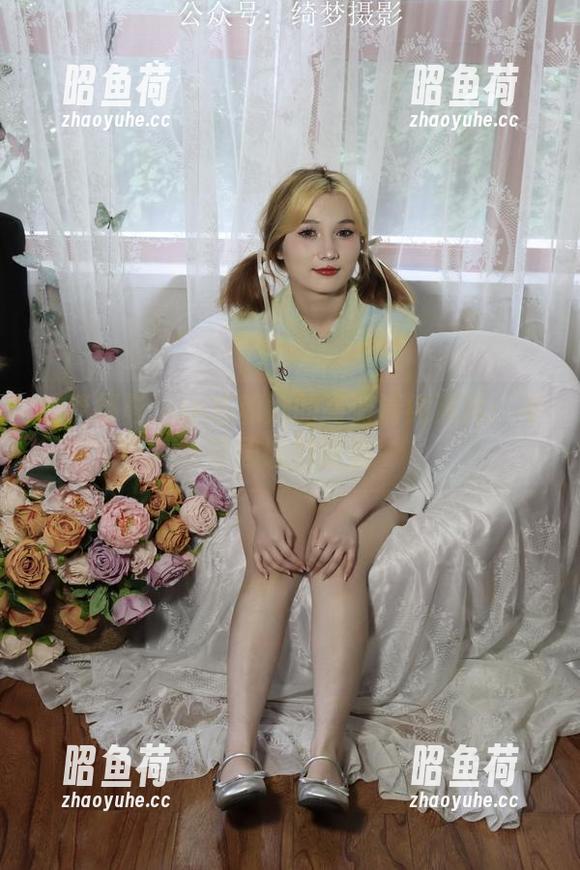 绮梦摄影 - 小艺和她的高清清纯照片：不可思议的轻盈