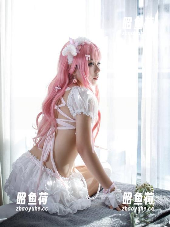 自闭颜球球与红裙的图片探讨：原图中的剪刀手比出奇花异草！