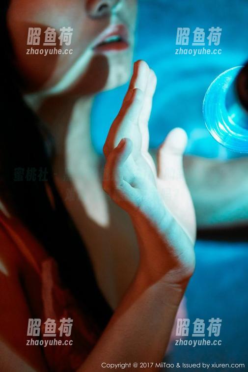 蜜桃社 - 黑色的魅惑：Gina的高清分享，难道是隐藏的暗示吗？