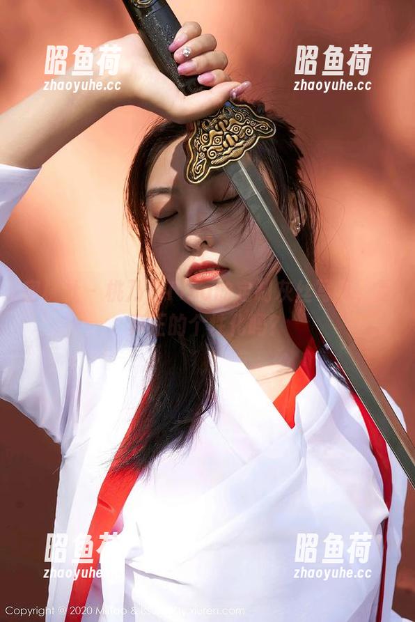 蜜桃社 - 桃乃香Tina的定制灰丝写真，是真正的个性化吗？