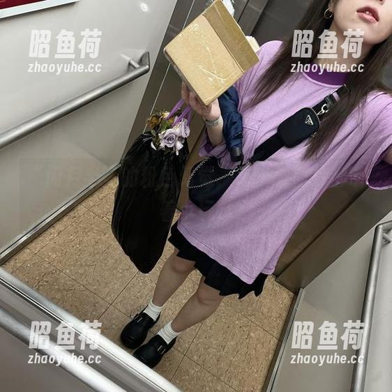 “闪月半”的粉色幻觉，每一张照片都带着小玩味