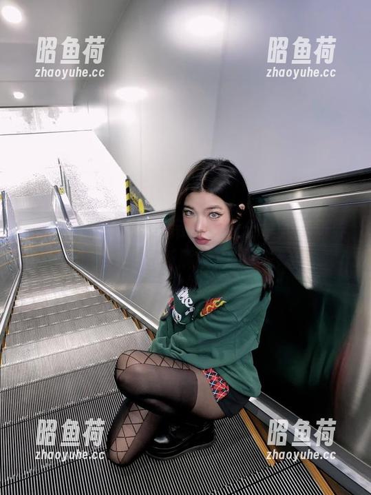 微密圈 - 陈佩奇的吊带白丝合集，穿着界的新解读！
