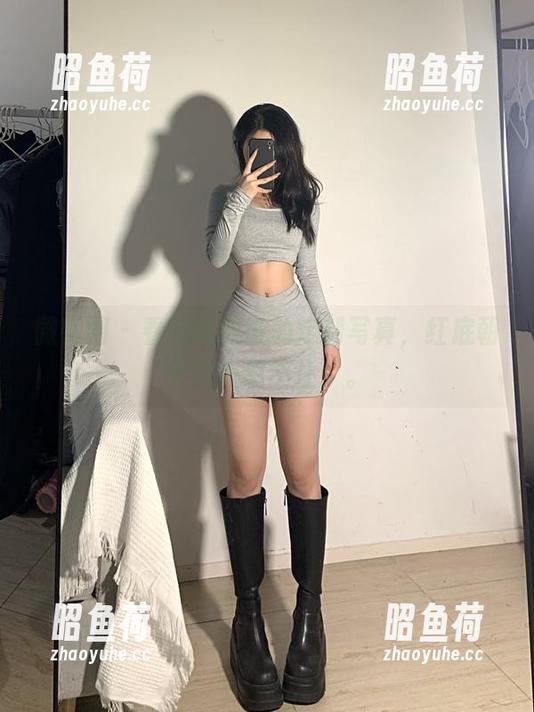 微密圈 - 看完陈佩奇的定制写真，红底朝天我快忍不住了。