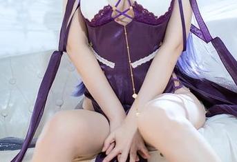 在线看雯妹不讲道理的“毒蛇兔女郎”，原图里的姿态真让人挑不出错——有点滑稽也有点撩。