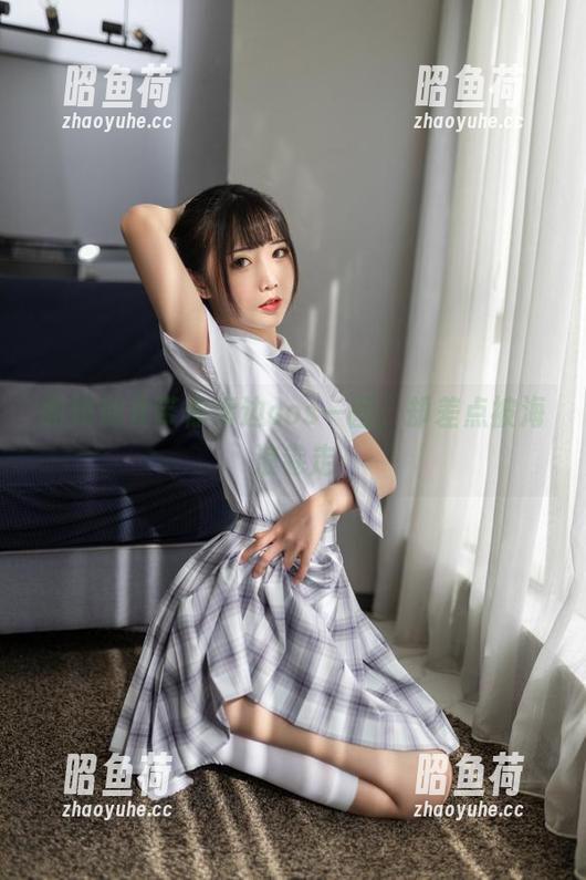 面饼仙儿带你海边cos一回，却差点被海浪卷走