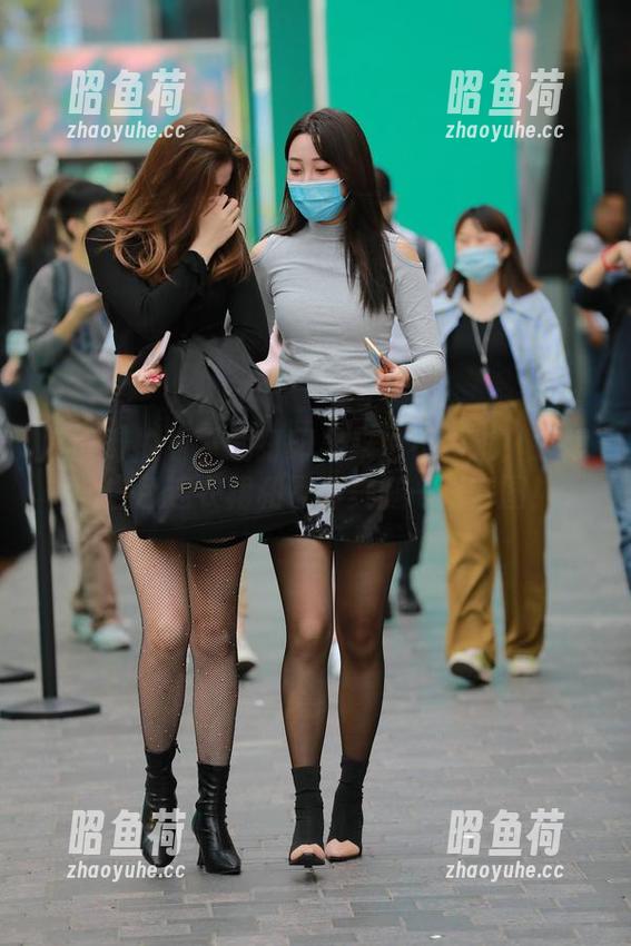 魔镜街拍 - 下载打印出来也不为过！婷婷的白色连衣裙和黑丝美腿—附套图！
