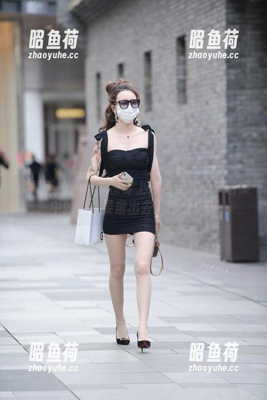 魔镜街拍-楼楼 魔镜街拍 - 当楼楼穿上白色连衣裙:图集中的‘想要窜出去’巴士广告