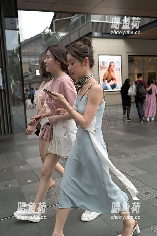 魔镜街拍 - 精选！艾小青的旗袍街拍，看了我都差点忘了我在路边干嘛！