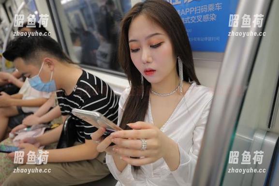 魔镜街拍 - 当艾小青出现在漫展，美图满分，轰动无疑！